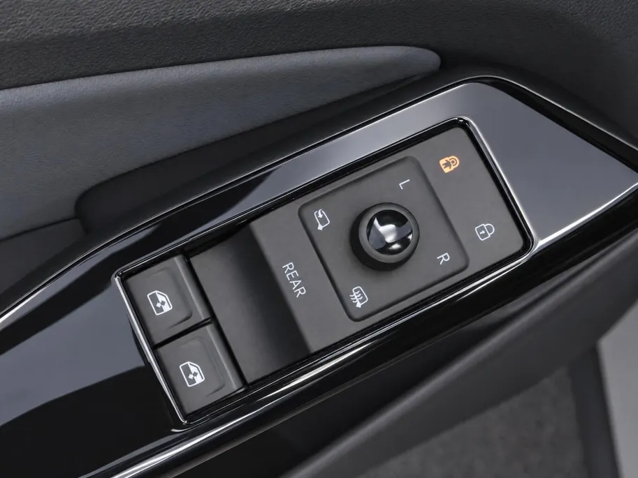 Volkswagen ID.4 Pro 77 kWh 150kW/204PK ·Camera · Stoelverwarming · Navigatie · Apple/Android Car Play · Parkeersensoren ·