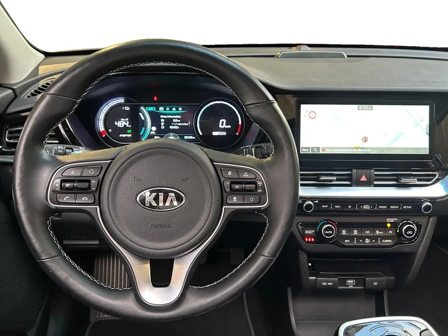 Kia e-Niro ExecutiveLine 64 kWh | Warmtepomp | Trekhaak Afneembaar + 13-Polige Stekker | Elektrisch verstelbare Voorstoelen | Bestuurdersstoel + Geheugen | Elektrisch Bedienbaar Schuif / Kanteldak | Stoelverwarming + Stoelkoeling | Stuurverwarming | JBL Geluidsinsta