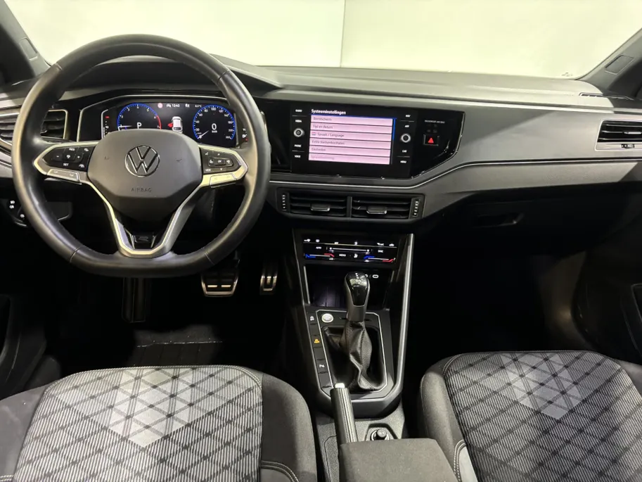 Volkswagen Taigo 115PK TSI R-Line Edition Automaat | Digital Cockpit | Camera | Adaptive Cruise Control | Apple CarPlay/Android Auto | 18' Lichtmetalen Velgen | Climate Control | Armsteun | Parkeersensoren |