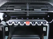 Peugeot 208 1.2 PureTech GT Pack | Stoelverwarming | Pano dak | Camera | Cruise adapt. | Dodehoek detectie | 17' LM | Navi | Clima | Leer/alcantara sportstoelen |