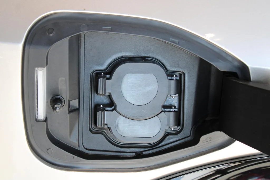 Nissan ARIYA Evolve 66 kWh | 22KW Lader| Afneembare trekhaak| Apple carplpay& Android auto| 360grd Camera| Stoelverwarming en verkoeling| Elektrisch verstelbare stoelen| Luxe bekleding| Dealer onderhouden|