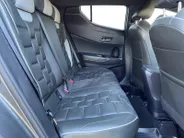 Toyota C-HR 1.8 Hybrid Bi-Tone | Side Bars| Leer| Lichtmetalen velgen| Stoel verwarming| 4 seizoenbanden| Afneembare trekhaak| JBL speakers| BI-Tone uitvoering| Navigatie| Metalliclak