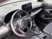 Toyota Yaris 1.5 Hybrid 115 Comfort Apple Carplay/Android Auto , cruise control adaptief en stuurhulp , climate , lm velgen , tel , usb , camera .