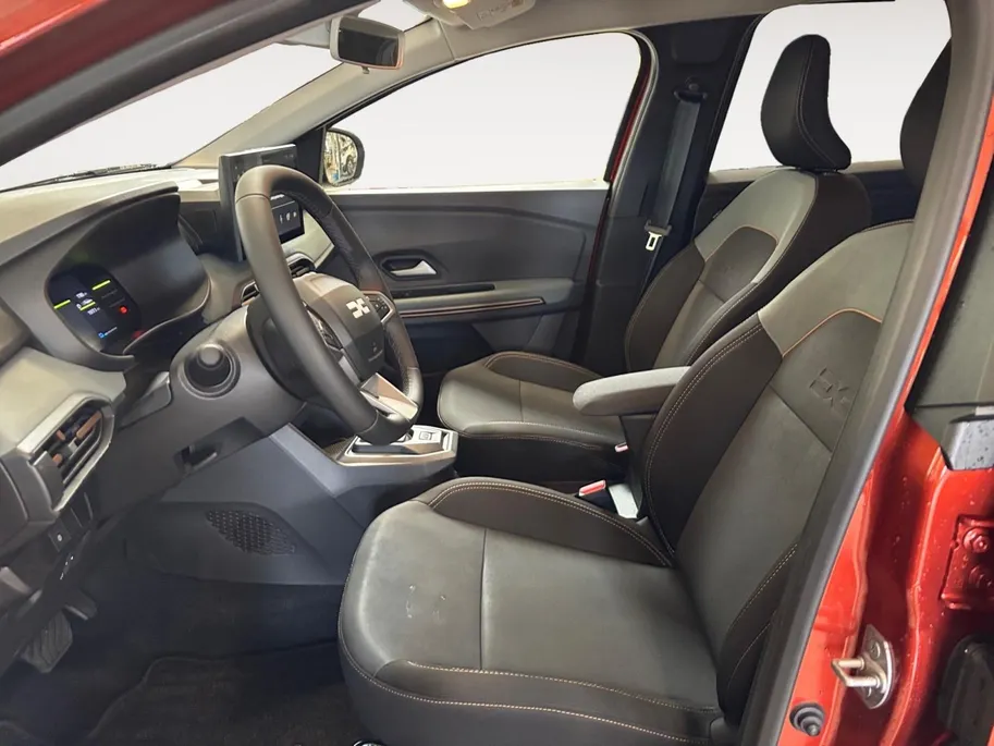 Dacia Jogger 1.8 hybrid 155 limited edition 7p. AUTOMAAT NAVI AIRCO CAMERA CRUISE CONTROLE APPLE CARPLAY ANDROID AUTO LM VELGEN 7 STOELEN !!LET OP RIJDENDE DEMO VRAAG NAAR ACTUELE KMSTAND!!!