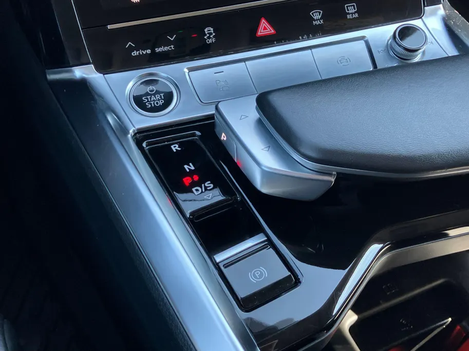 Audi e-tron Sportback 55 quattro S Line 95 kWh 300kW/408PK · Panoramadak · Trekhaak · Camera · Leder · Stoelverwarming · Drive select ·  Garantie t/m 18-10-2027 of 100000km.