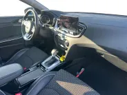 Kia XCeed 1.5 T-GDI MHEV DynamicPlusLine Automaat | 1e Eigenaar | Dealer Onderhouden | Camera | Stoel- & Stuurverwarming | Trekhaak | 2-Zone Climate Control | Navigatie | Fabrieksgarantie t/m 2-4-2028 +3x 1 jaar* | NAP