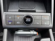 Hyundai Kona 1.6 GDI HEV Premium Sky 137PK | Navigatie | Apple Carplay & Android Auto | Schuif-kanteldak | Stoelverwarming & koeling | Lederen bekleding | Bose speakers | Geheugenfunctie stoelen |