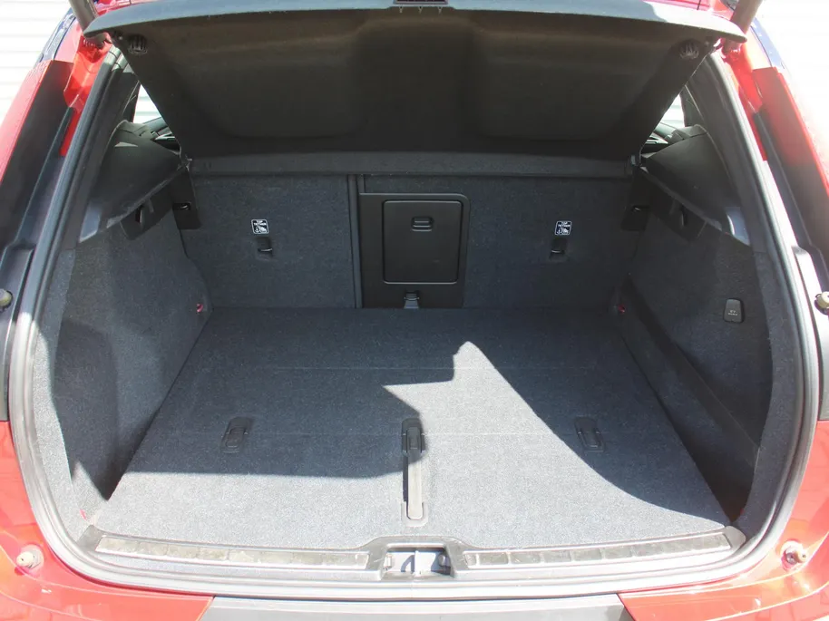 Volvo XC40 2.0 T4 R-Design | Keyless | HK Audio | Adap. Cruise | PDC | Elek. Trekhaak | 19' Velgen | Elek. Kofferklep | Camera | Stoelverwarming |