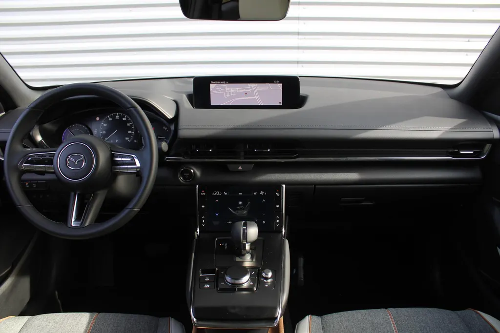 Mazda MX-30 e-SkyActiv EV 145PK Advantage Modern 36 kWh | Stoelverwarming | HUD | Dodehoek detectie | Elek. stoelverstelling | LED | 18' LM | Camera |