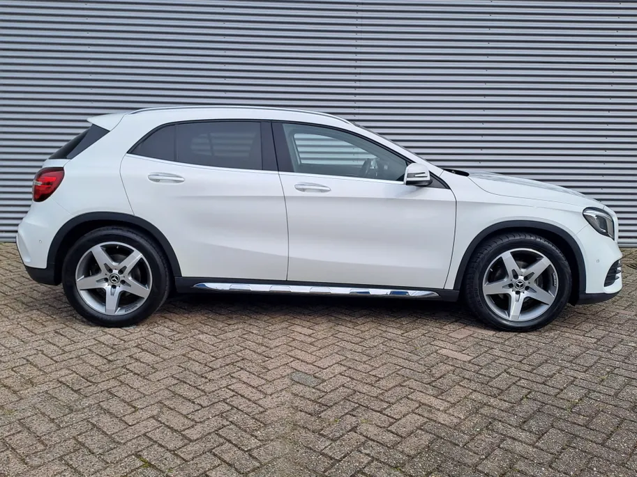Mercedes-Benz GLA 180 Business Solution AMG AUTOMAAT | Trekhaak | Schuif/kanteldak | Navigatie | Camera | AMG-styling | Climate | Sensoren | Apple Carplay/Android Auto | Cruise | Stoelverwarming