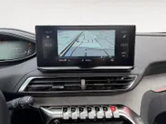 Peugeot 5008 1.2 Hybrid 136 GT 146PK AUTOMAAT | 7-persoons | Cruise Control | Climate Control | Schuif- kanteldak | 360 camera | Parkeersensoren rondom |