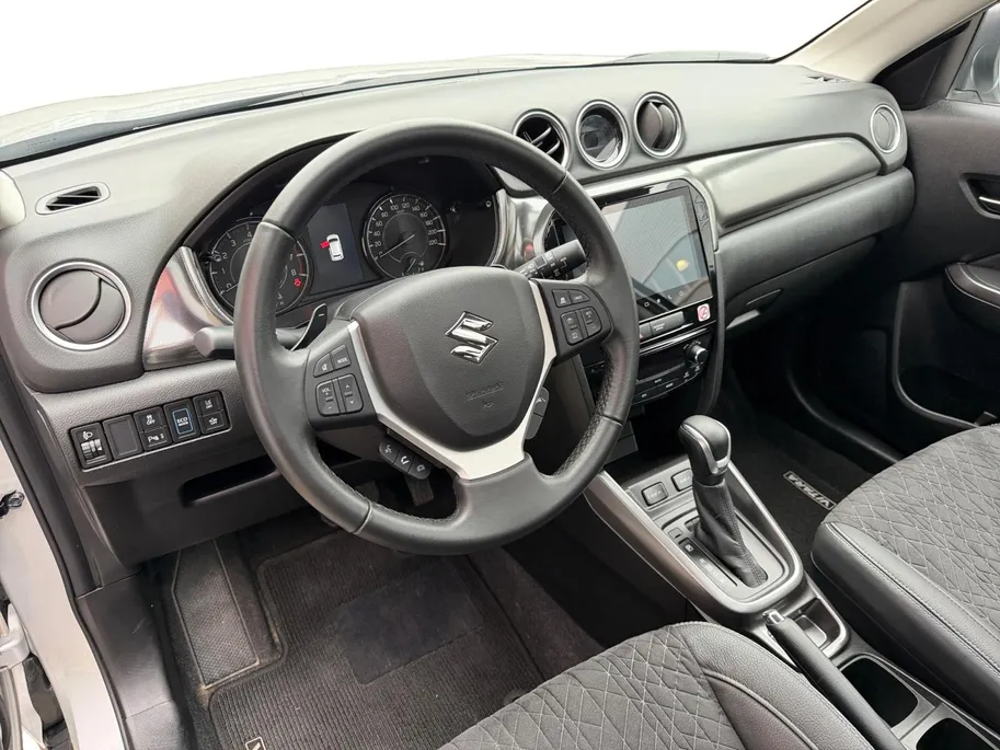 Suzuki Vitara 1.5 Hybrid Style 116PK AUTOMAAT | Parkeer sensoren| Metallic lak| 4 seizoen banden| Camera| Schuif en kanteldak| Navigatie| Stoel verwarming| Adaptieve cruise control