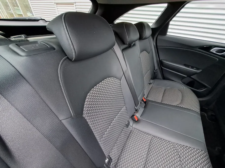 Kia Ceed Sportswagon 1.0 T-GDi ExecutiveLine Navigatie GROOT scherm | Camera | Cruise | Panorama schuif/kanteldak | Dode hoek | Apple Carplay/Android Auto | Stoel/stuur verwarming | JBL | Elektr. achterklep