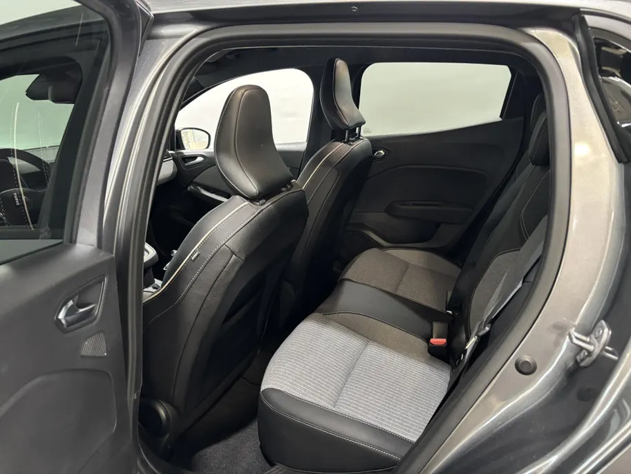 Renault Clio 90PK TCe GPF Techno | Navi | Camera | Parkeersensoren | Digital Cockpit | Apple CarPlay/Android Auto | Armsteun | Licht & Regen Sensor | Climate Control |
