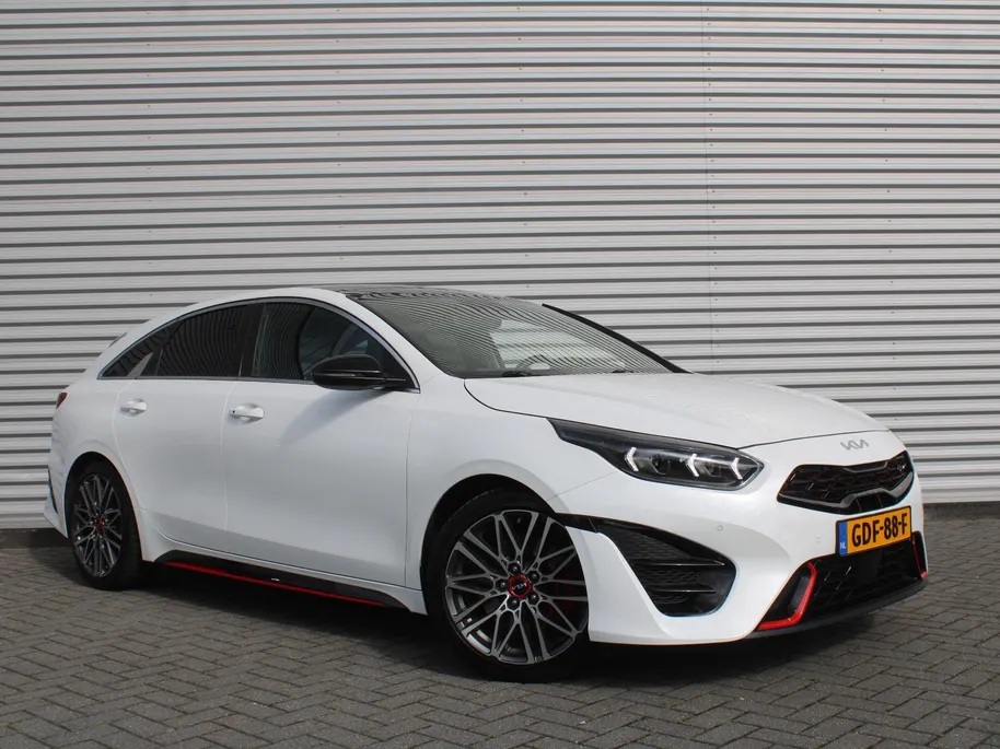 Kia ProCeed 1.6 T-GDI GT | 204PK! | Stuur-/stoelverwarming | Schuifdak | Camera | Stoelgeheugen | LED | Dodehoek detectie | Zeer nette auto | 1e eigenaar |