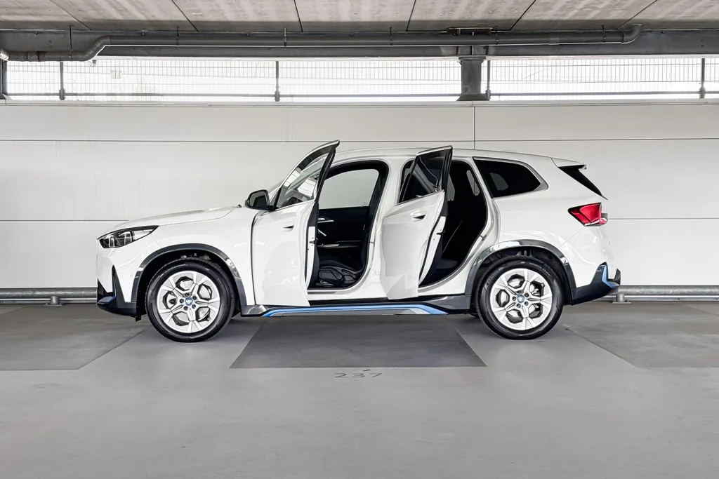 BMW iX1 xDrive30 Launch Edition 67 kWh