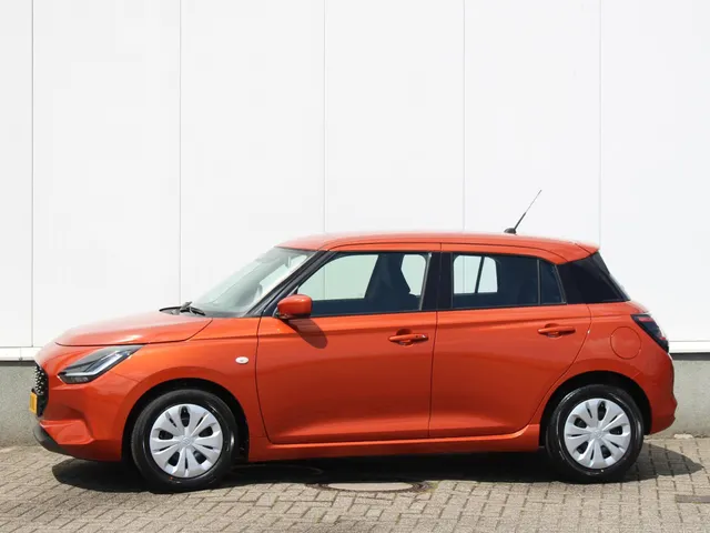 Suzuki Swift 1.2 Comfort Smart Hybrid | € 2200,- DEALERKORTING! | Snel Rijden!