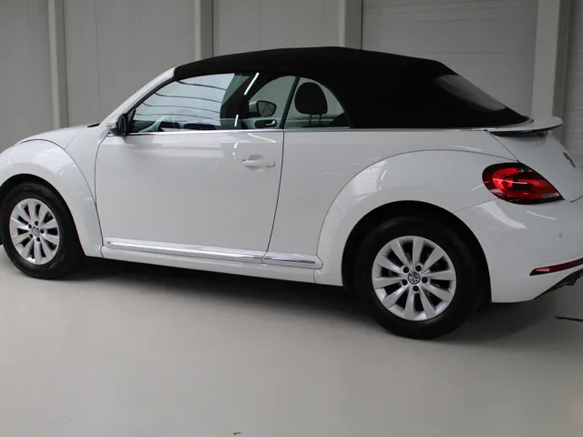 Volkswagen Beetle Cabriolet 1.2 TSI 105pk handgeschakeld | Navigatie | PDC | Stoelverw.|