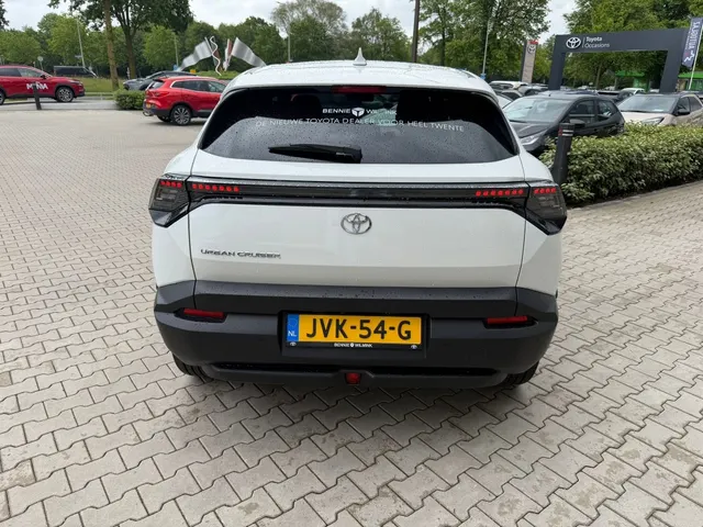 Toyota Urban Cruiser Executive 61 kWh | Pano | JBL | PDC v/a | Stoel/stuurverwarm. |