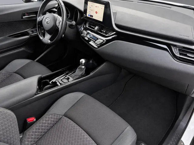Toyota C-HR 1.8 Hybrid Style Bi-Tone | Parkeersensoren | Stoelverwarming