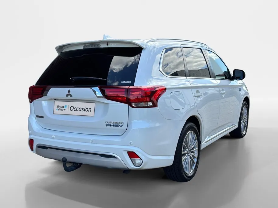 Mitsubishi Outlander 2.4 PHEV Instyle | Trekhaak | Leder | Schuif-kantel dak | Rondom camera | Elektrisch. Achterklep | Stoel en stuurverwarming | Set winterwielen |