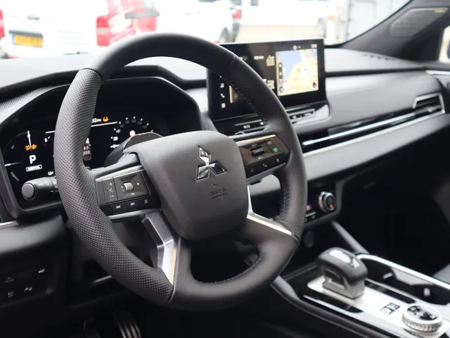 Mitsubishi Outlander 2.4 PHEV Black Edition All Seasons | Yamaha sound