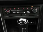 Volkswagen Polo 1.0 TSI 95pk Highline · Apple/Android Car Play · Navigatie · Clima · 16'Velgen · Sportstoelen · Draadloze Telefoonlader ·