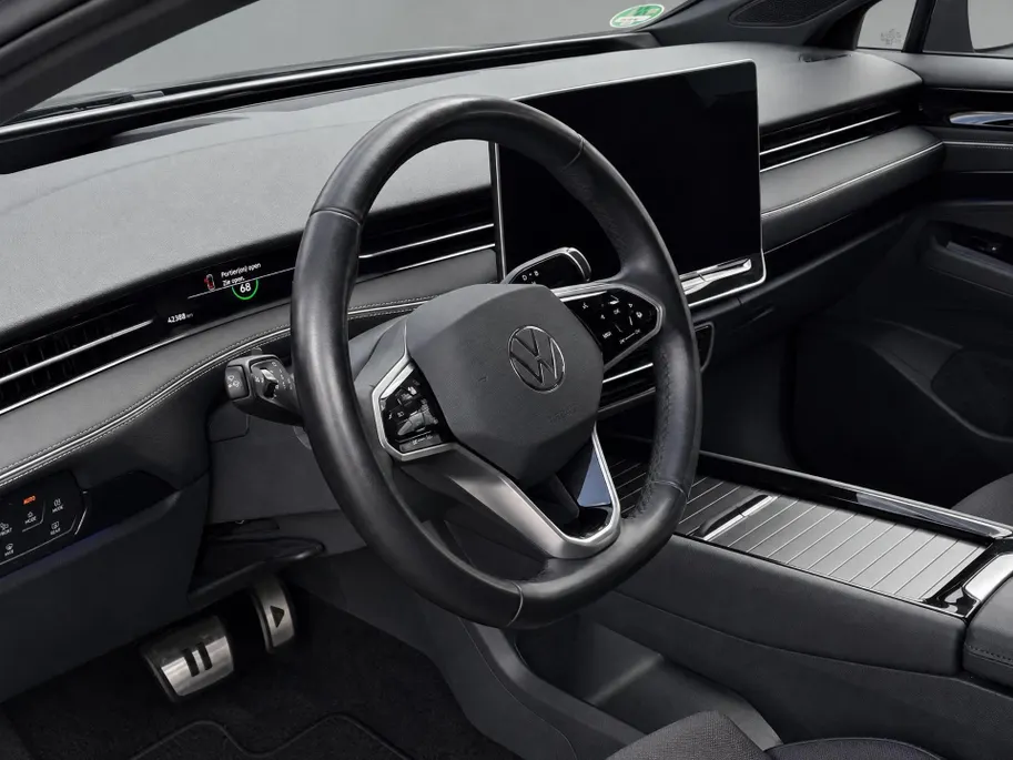 Volkswagen ID.7 Tourer Pro Business 77 kWh / 286pk Stuur- & Stoelverwarming · 360 Camera · Trekhaak · IQ.LIGHT ·  Head-Up Display