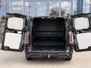Ford E-Transit Custom L2H1 MS-RT 71 kWh 286 PK Dubbele Cabine UIT VOORRAAD I INKLAPBARE TREKHAAK I DRIVER ASSIST PACK ULTIMATE I DUBBELE ZIJSCHUIFDEUREN I FULL LED-KOPLAMPEN I APPLE CARPLAY / ANDROID AUTO I