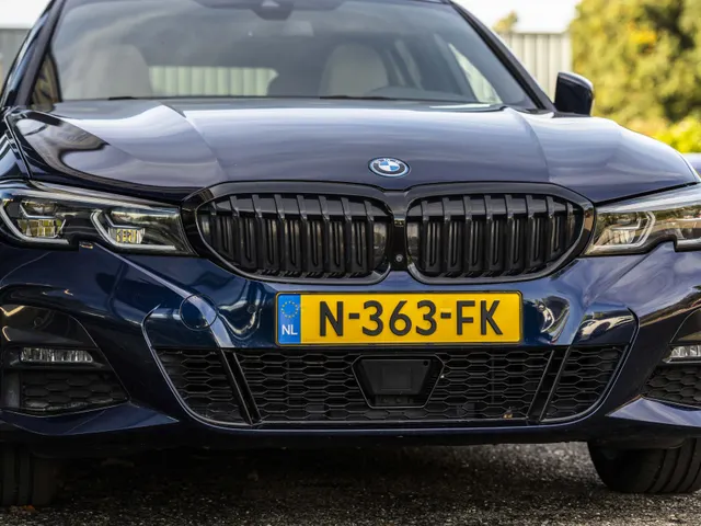 BMW 3 Serie Touring 330e Business Edition Plus M-Pakket  / Pano dak