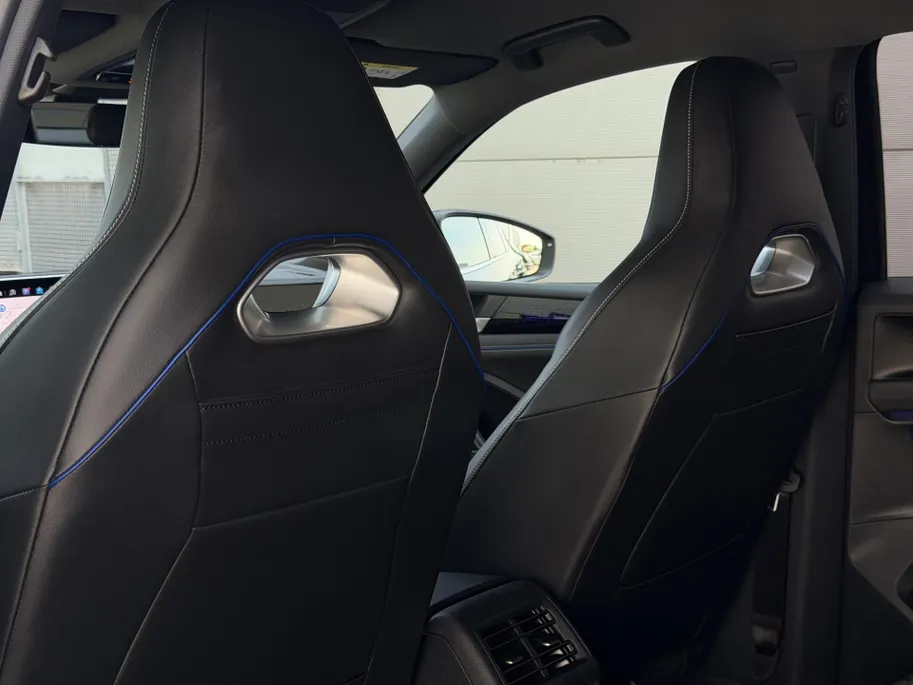 Volkswagen Tiguan 1.5 eTSI R-Line Business | Elektrisch wegklapbare trekhaak | Stoelmassage | Elektrisch bedienbare achterklep | Achteruitrijcamera | Parkeersensoren voor- en achter | Navi | Adaptive cruise control | Sportstoelen