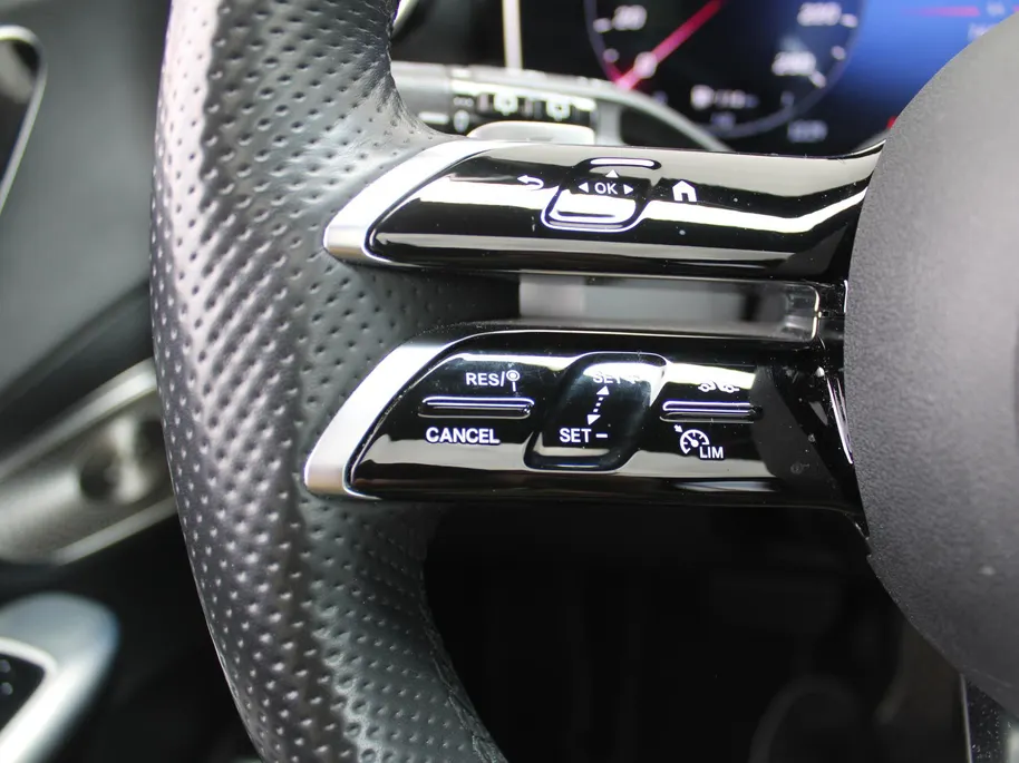 Mercedes-Benz GLC 300e 4MATIC AMG Line | 360 Camera | Schuifdak | Cruise adapt. | 20' LM | HUD | Treeplanken | Dodehoek detectie | Stoelverwarming + geheugen | BTW auto |