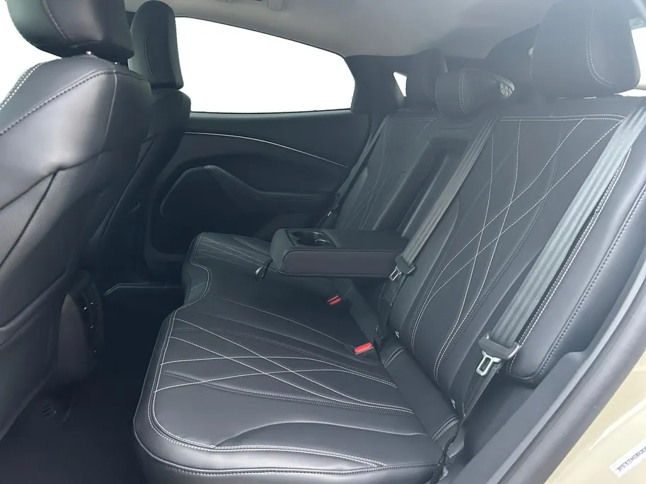Ford Mustang Mach-E Standard RWD 73 kWh | Direct Leverbaar | €5.000,- Ready Set Ford Bonus | 470km WLTP Rijbereik | Warmtepomp | Adaptieve Cruise Control | Verwarmbare Voorstoelen | Verwarmbare Voorruit | Parkeersensoren voor en achter |  Verwarmbare Stuur