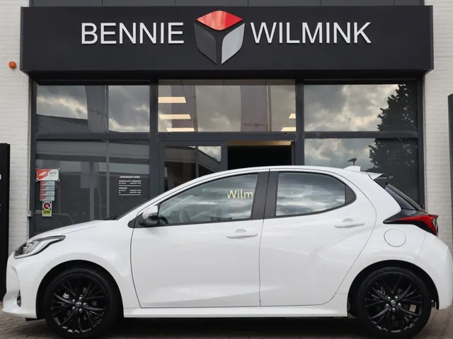 Toyota Yaris 1.5 Hybrid Dynamic Limited | Stoelverwarming | Keyless | 17 inch | All Seasons