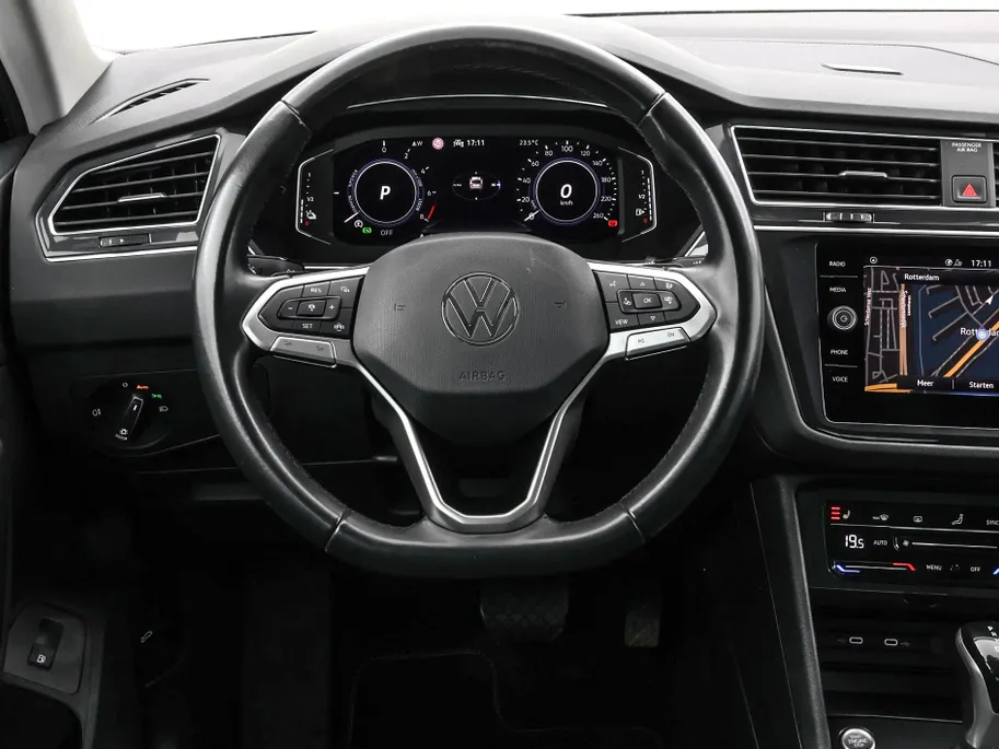 Volkswagen Tiguan 1.4 TSI eHybrid 245pk DSG Life Business · Camera · Inklap. Trekhaak · Stuur- & Stoelverwarming · Parkeerassistent · Apple/Android Car Play ·