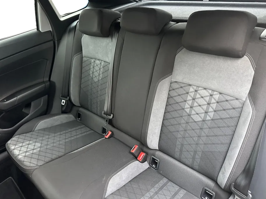 Volkswagen Taigo 1.0 TSI R-Line | Digital Cockpit | Camera | Adaptive Cruise Control | Apple CarPlay & Android Auto | LMV | Climate Control | Parkeersensoren | Verwarmde Spiegels |