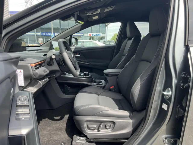 Subaru Uncharted 2E-xcite+ 77 kWh Automaat | Nieuw Leverbaar | Two-Tone Metallic Lak | Elek. Binnenspiegel | Lederen Bekleding