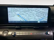 Hyundai Kona 1.6 GDI HEV Premium | Trekhaak Afn 13polig| Apple Carplay / Android Auto | Navigatiesysteem | Elektrisch Verstelbare Voorstoelen | Bestuurdersstoel + Geheugen | Parkeersensoren Voor + Achter | Camera Voor + Achter | Stoelverwarming + Stoelkoeling | Stuurv