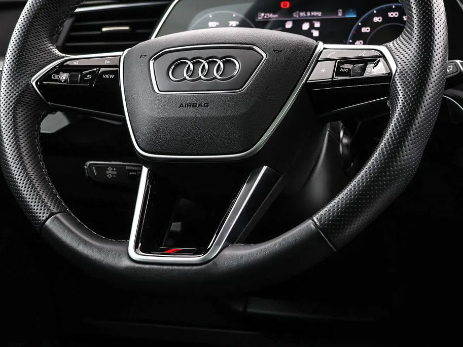 Audi e-tron 55 408pk Quattro S edition 95 kWh · SOH 97% · Panoramadak · Camera · Luchtvering · Elek. Achterklep · 20'' Inch ·