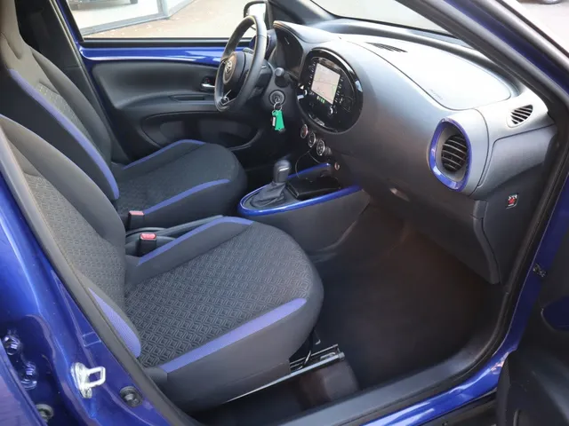 Toyota Aygo X 1.0 CVT Pulse Bi-tone Automaat | AllSeasons | Stoelverwarming