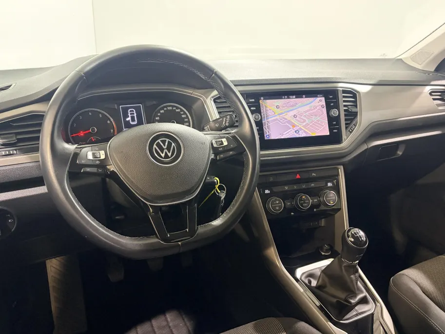 Volkswagen T-Roc 110PK TSI Style | Trekhaak 1300KG Trekgewicht | Navigatie | Cruise Control Adaptief | Climate Control | Camera | Parkeersensoren | Lichtmetalen Velgen | Armsteun |