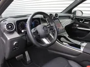 Mercedes-Benz GLC 300e 4MATIC AMG Line | 360 Camera | Schuifdak | Cruise adapt. | 20' LM | HUD | Treeplanken | Dodehoek detectie | Stoelverwarming + geheugen | BTW auto |
