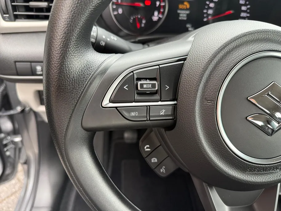Suzuki Swift 1.2 Comfort Sport | 17 inch | Zwarte logo's | Carbon spiegels | Sharkfin antenne | Carplay | Adapt. Cruise | Navi | Keyless start