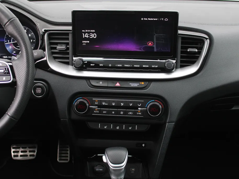 Kia Ceed 1.5 T-GDi GT-Line | Stuur-/stoelverwarming | Schuifdak | Cruise adapt. | Camera | 17' LM | LED | Dodehoek sensor | Draadloze lader |