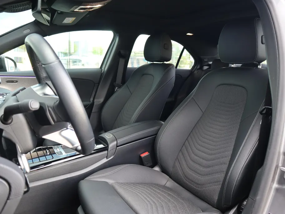 Mercedes-Benz A-Klasse 180 Star Edition Luxury Line l Trekhaak l Achteruitrij camera l Stoelverwarming l Ambiente lichtpakket
