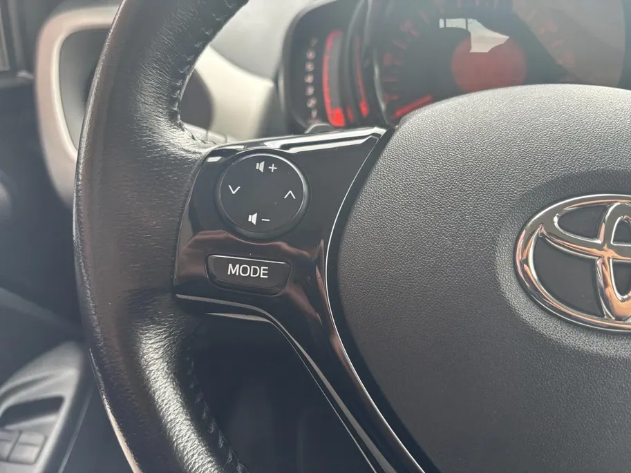 Toyota Aygo 1.0 VVT-i x-play | Airco | Achteruitrijcamera | Apple carplay / Android auto |