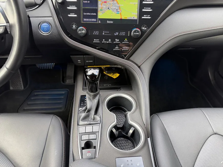 Toyota Camry 2.5 Hybrid Premium LM VELGEN | LEDER | STOELVERWARMING | CRUISE | NAVI | APPLE CARPLAY EN ANDROID