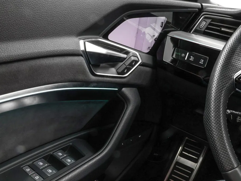 Audi Q8 Sportback e-tron 55 quattro S Edition 408pk / 115 kWh · SOH 93,6% · Panoramadak · 360 Camera · Luchtvering · Keyless · 360 Camera · Keyless · Matrix LED · 22'Velgen ·