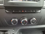 Renault Master T33 2.3 dCi 135 L2H2 Work Edition Airco | Navigatie | PDC-Camera | Blindspot | 1 jaar Garantie.