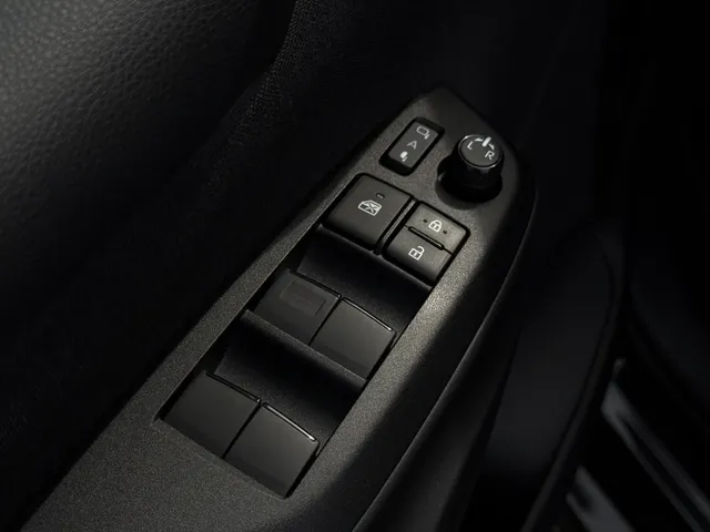Toyota Yaris 1.5 Hybrid Executive Bi-Tone | PDC V+A | HUD